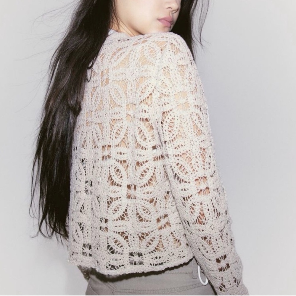 HM Divided Ivory Lace Button-Up Top - Picture 2 of 7